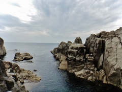第千百四十五作　　「ひと雨きさうな　海の慟哭をきく」　福井県三国　