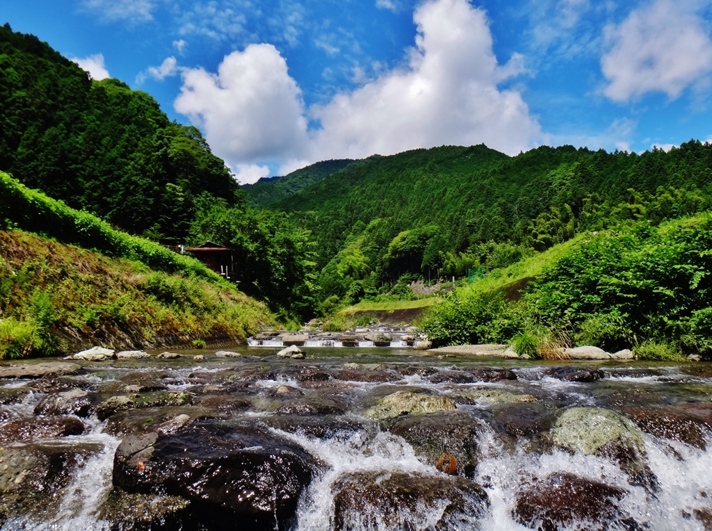 第二千五百五十五作　「川ひとつ　跨いださきの　夏の空」　山梨県南部