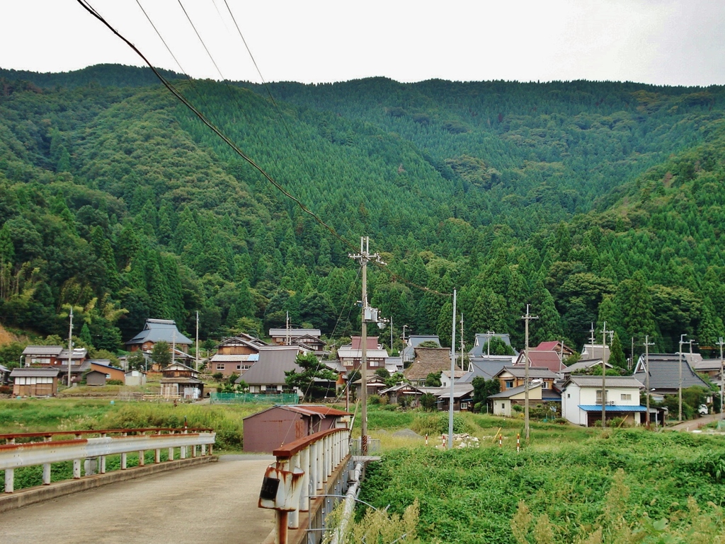 第八百二十八作　　「すつかり寂しい風が吹き　村から村」　滋賀県西浅井