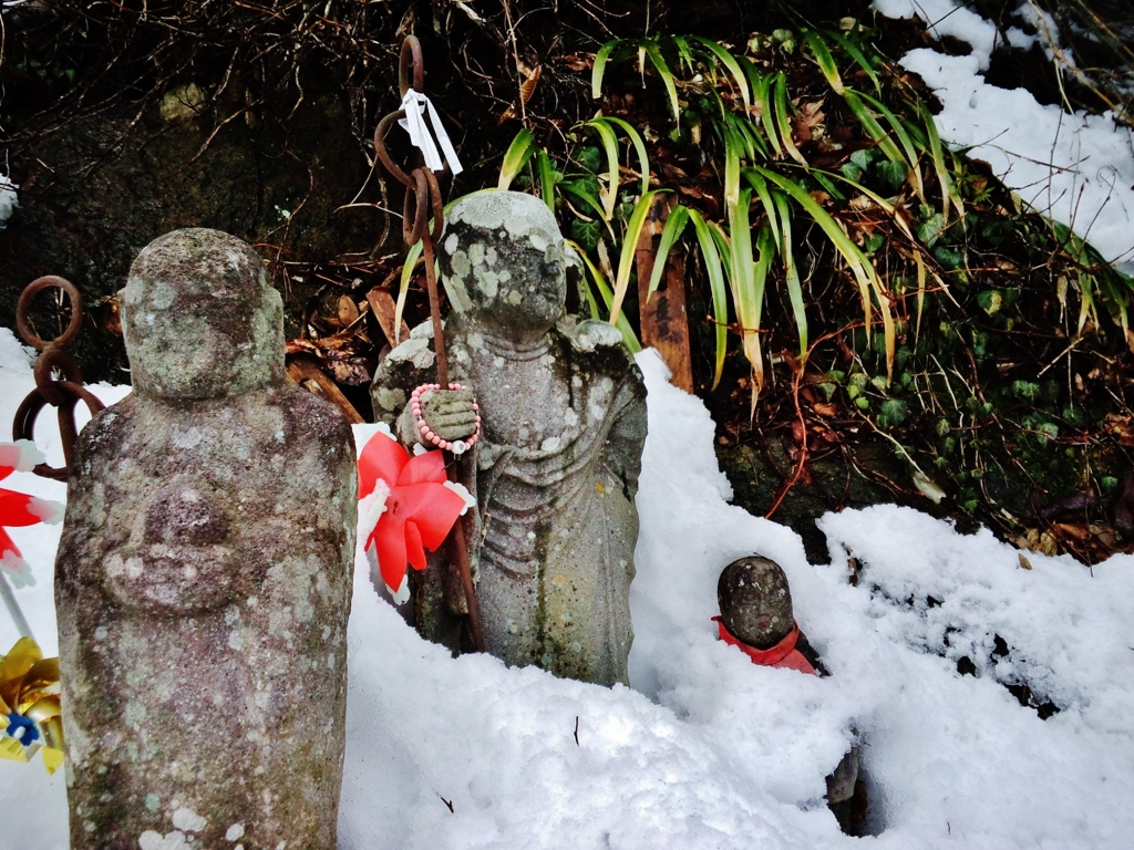 第三千四百六十六作　「お地蔵さまの　雪を掃うて　さしあげる」　山形県山寺