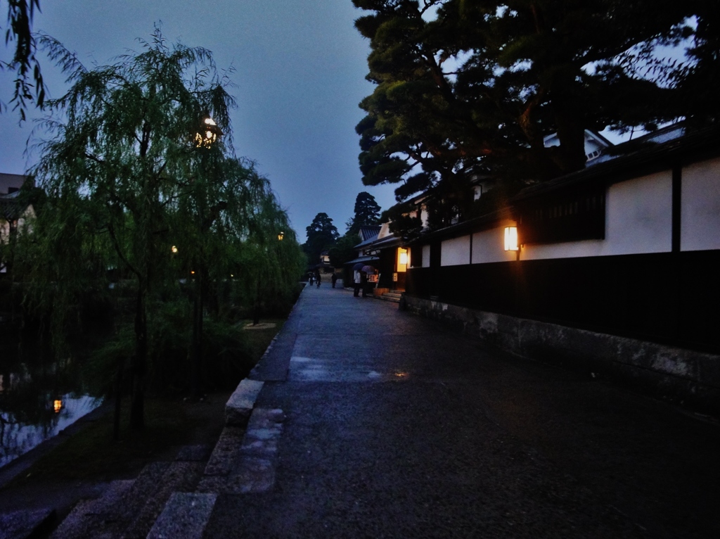 第千百八十五作　　「なんとはなしに　急かさるる　ゆふぐれの雨」　岡山県倉敷