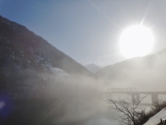 第九百七十一作　　「霧の深さは　春の兆しの　雪を解かする」　福井県和泉