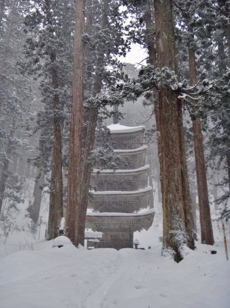 第三千百二十二作　「塔へまつすぐ　雪降りしきる」　山形県鶴岡
