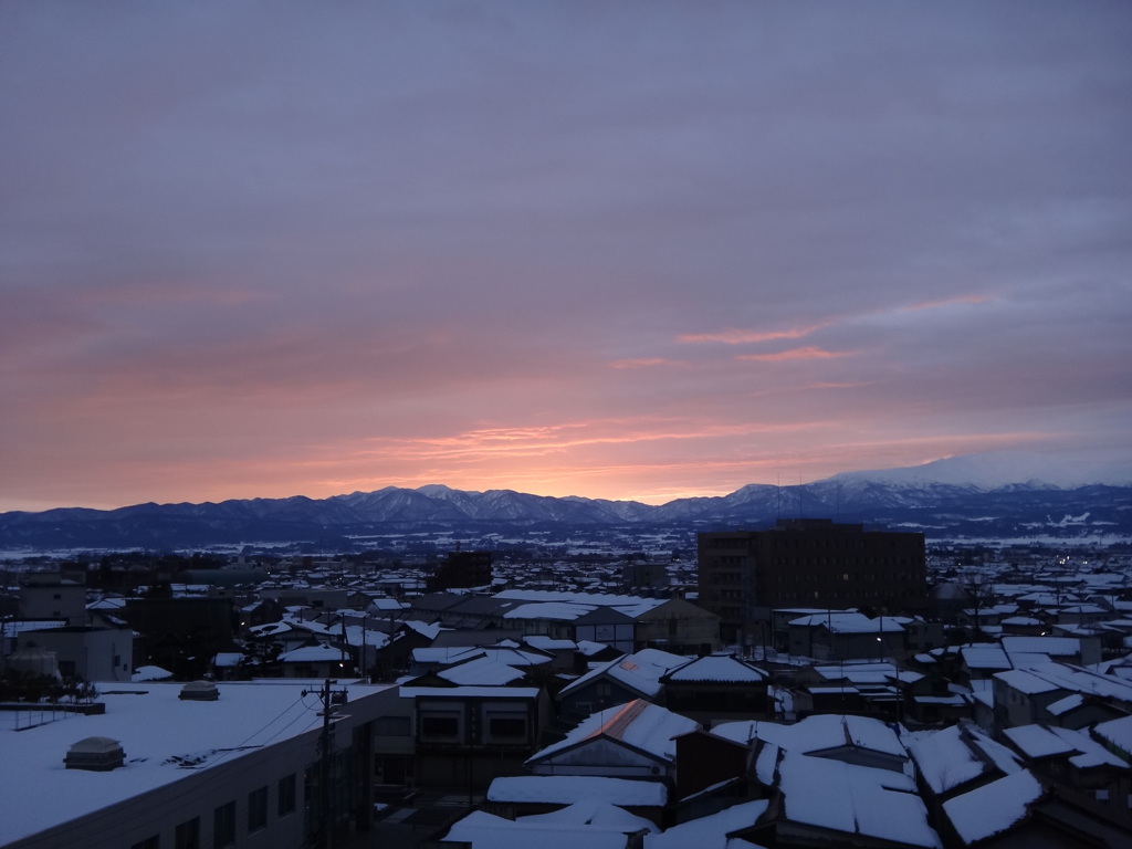 第九百二十作　　「けふは晴れそな　雪の降るまち」　山形県鶴岡