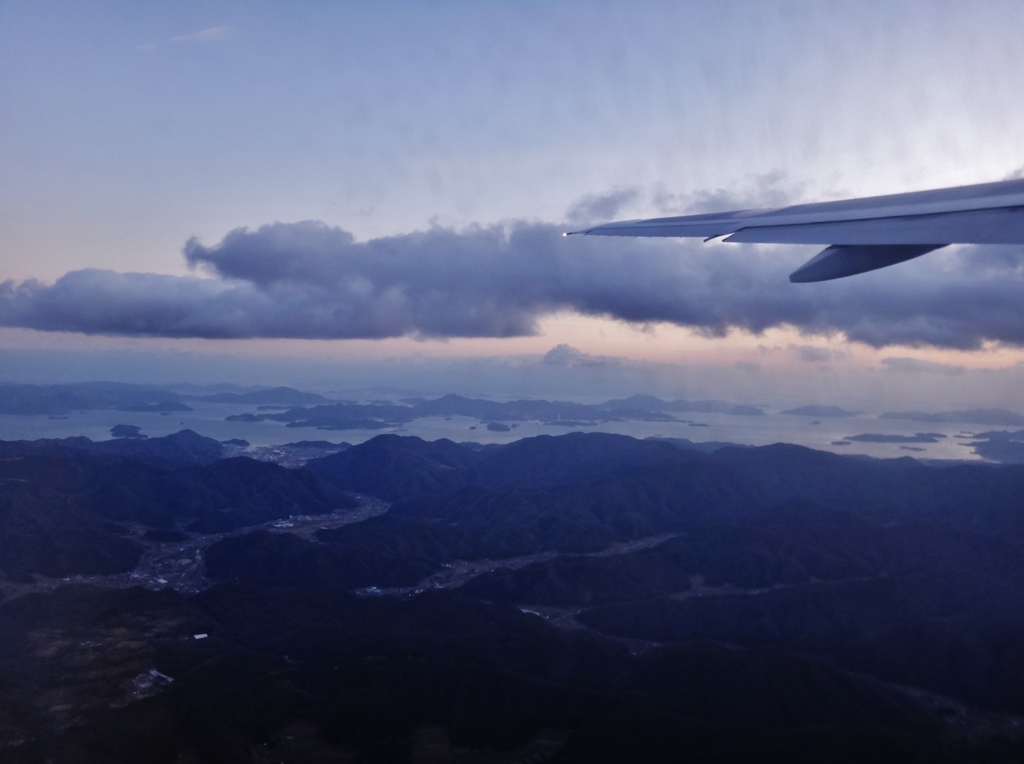 第千二百九十六作　　「束の間の　瀬戸の海では　あるけれど」　広島県三原上空
