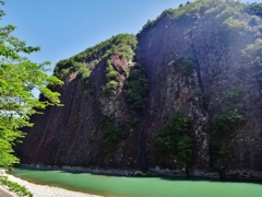 第千七百六十七作　　「がつちり一枚巌があつて　若葉やさしく」　和歌山県古座川