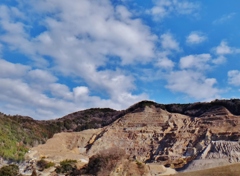 第三千五百十七作　「重機逞しく　砕石場の　山が段々」　愛知県岡崎