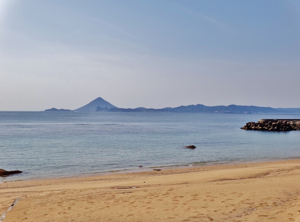 第二千五百十五作　「砂にごろりと　わが身まかせて　陽のありがたさ」　鹿児島県根占