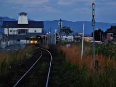 第千九百八十九作　　「夜明けきらぬ　始発の汽車の　ぬくもりが中」　佐賀県伊万里