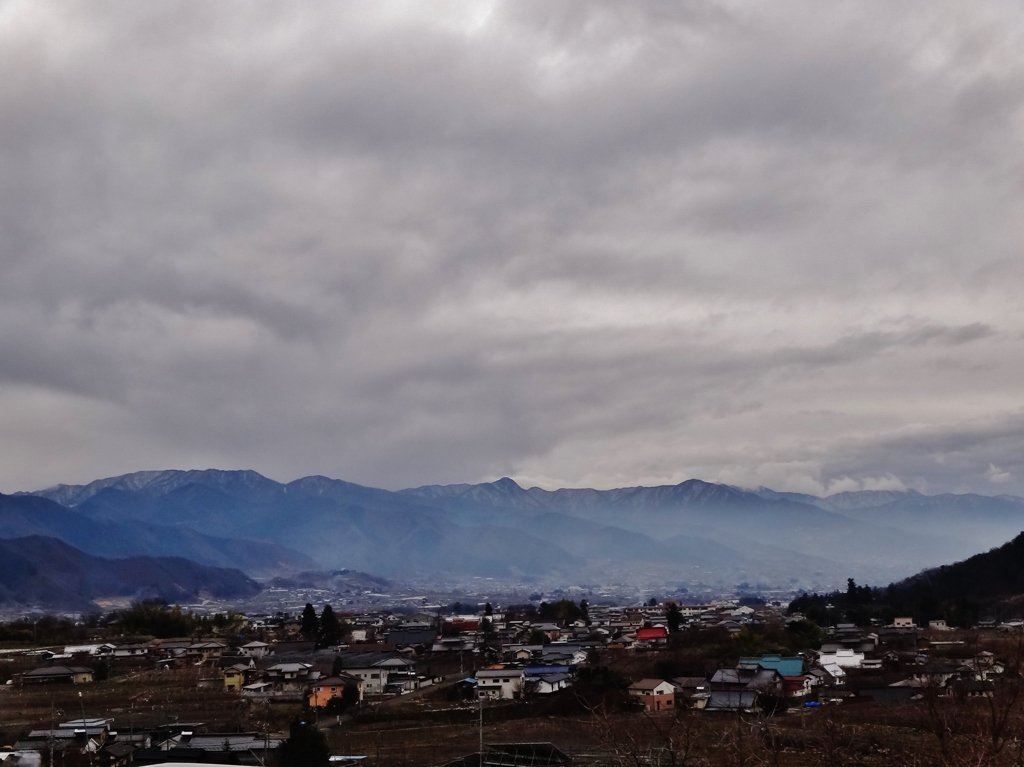 第千六百九十九作　　「春まだ浅く　山と山に挟まれて　あゆむ」　　山梨県塩山