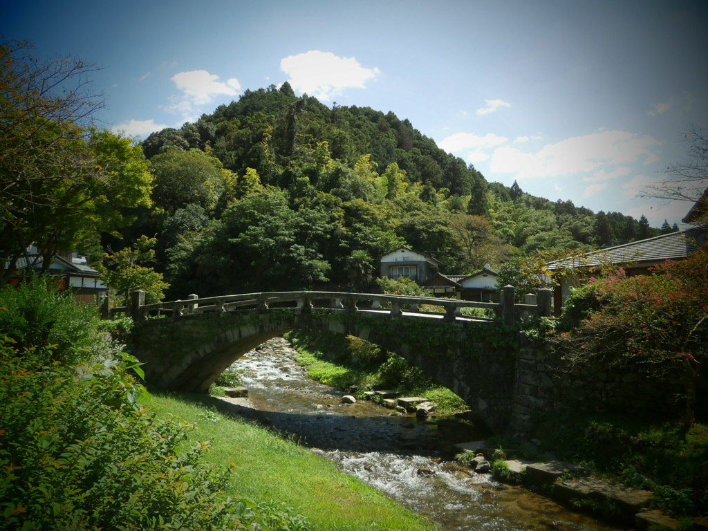 第千五百十八作　　「ここらでひと息　石橋のたもと」　福岡県秋月