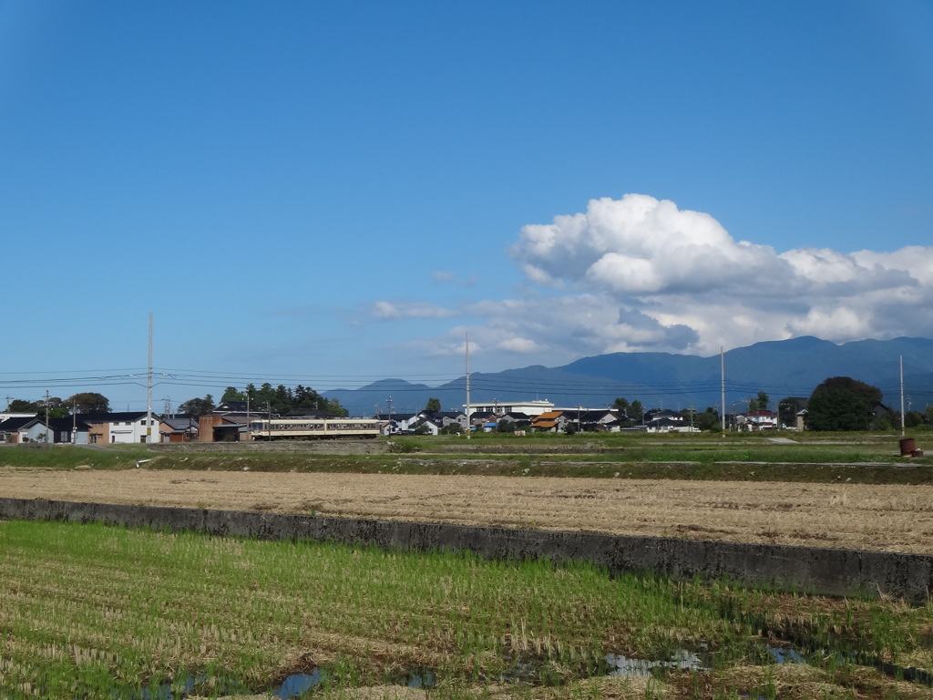 第千五百七十作　　「刈り田ひつそり　汽車の音とほく」　富山県上市