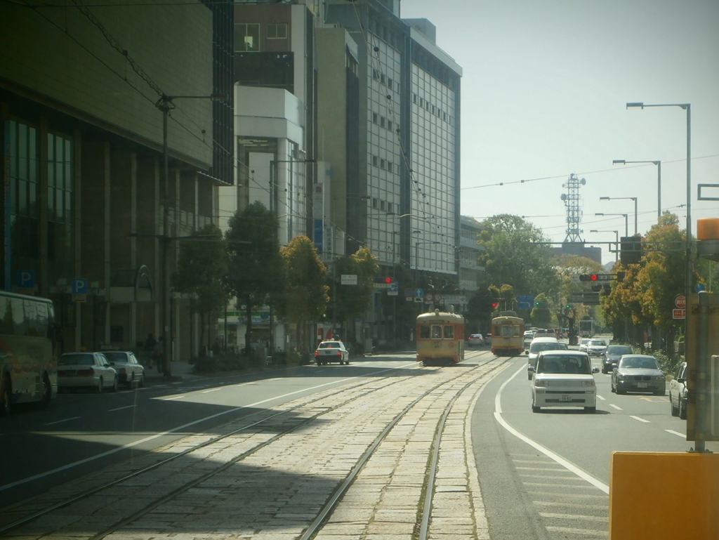 第千八百三十五作　　「路面電車　ごろりと動ひて　旅のあとさき」