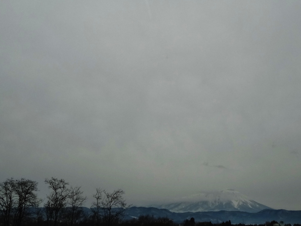 第千六百八十二作　　「不来方過ぎれば　雪雲ぼんやりと山」　岩手県滝沢