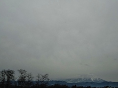 第千六百八十二作　　「不来方過ぎれば　雪雲ぼんやりと山」　岩手県滝沢
