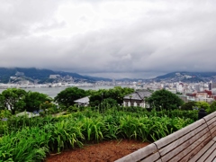 第七百三十二作　　「降りやんで　坂をくだる」　長崎県長崎　