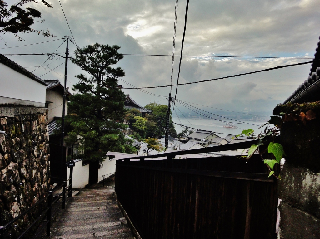 第二千二百九十六作　「細い路を　のぼつてくだつて　そのさきの海」　広島県宮島