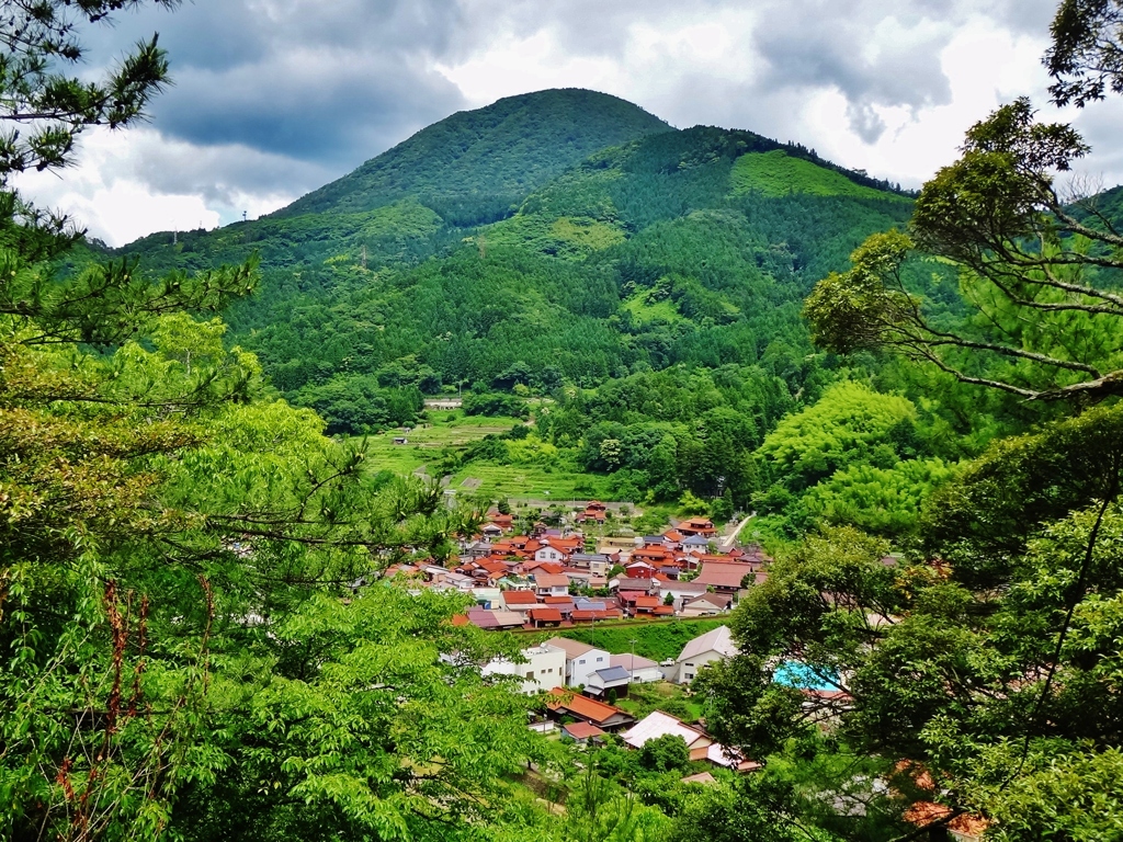 第四千十六作　「山の中の　青田の中の　石州の甍」　島根県津和野