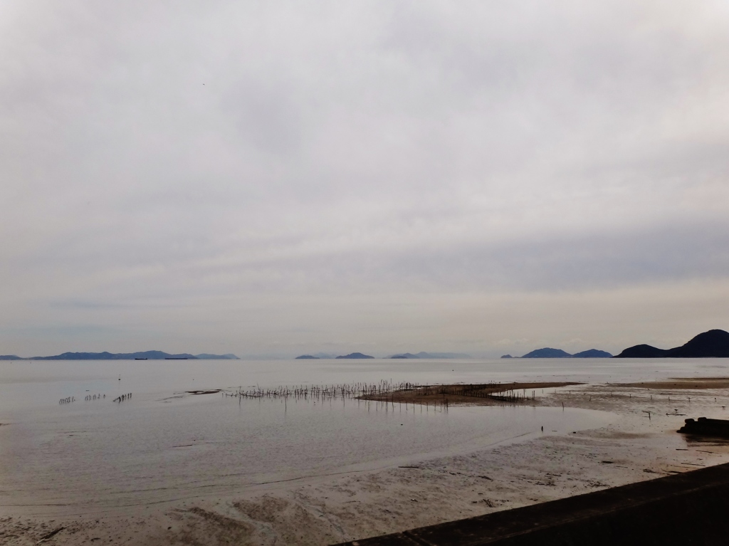 第九百七十二作　　「波音しづかに　島を眺む　ひとり」　広島県福山