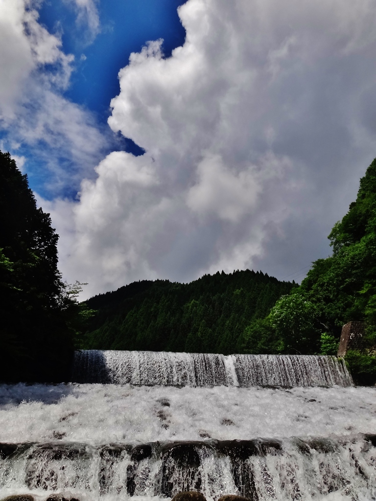 第千四百六十一作　　「炎天の　堰堤を越す」　神奈川県宮ヶ瀬　