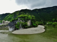 第千四百二十七作　　「にわか　大岩があらはれて　濁れる水」　愛媛県美川　