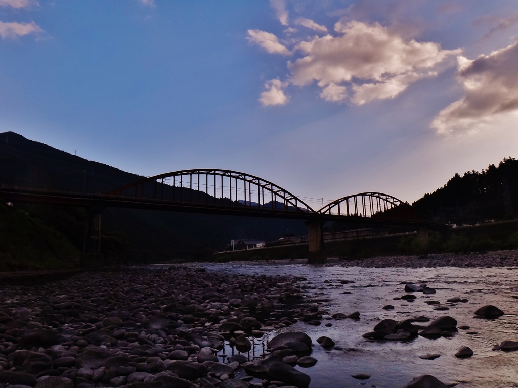 第二千二百五十二作「山の日暮れたり　しづまりかへつた　川辺へあゆむ」静岡県佐久間