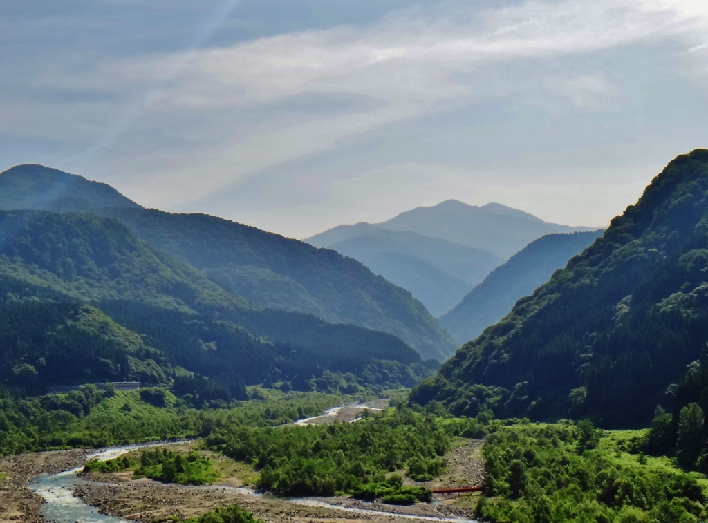 第三千三百二十九作　「山が山へ　折り重なつて　細い流れで」　富山県立山