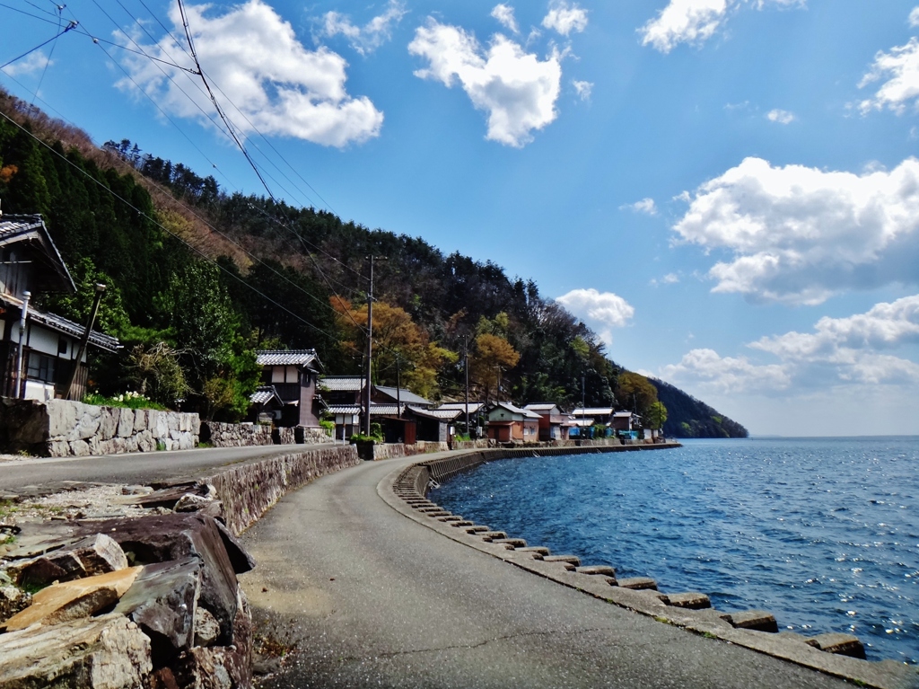 第二千百二十八作　「迷い無く　若鮎　あの雲を追う」　滋賀県菅浦