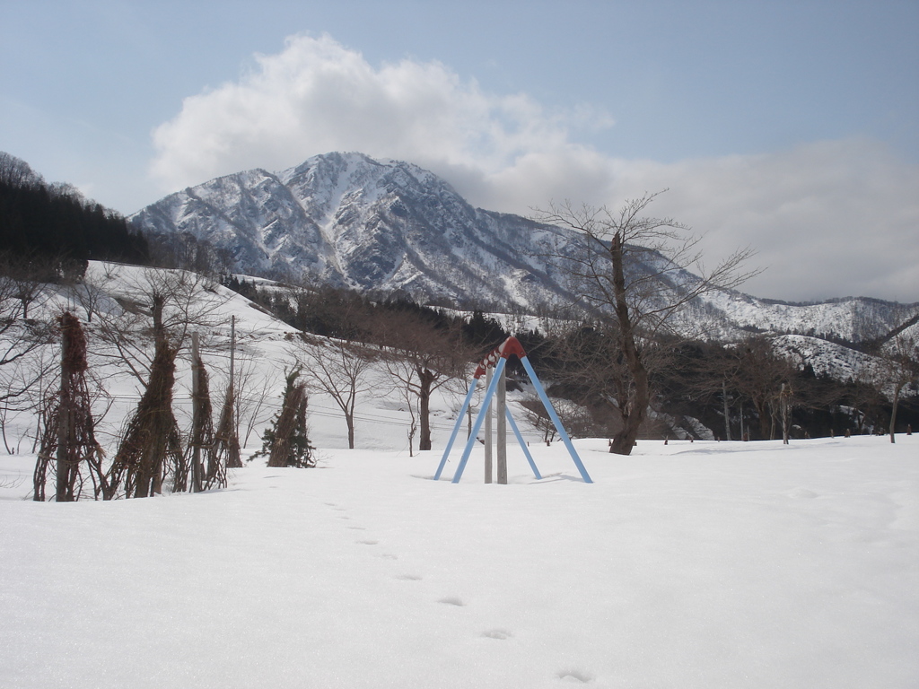 第五百九十三作　　「踏みしめた　その雪の下は　公園だつたか」　新潟県舞子　