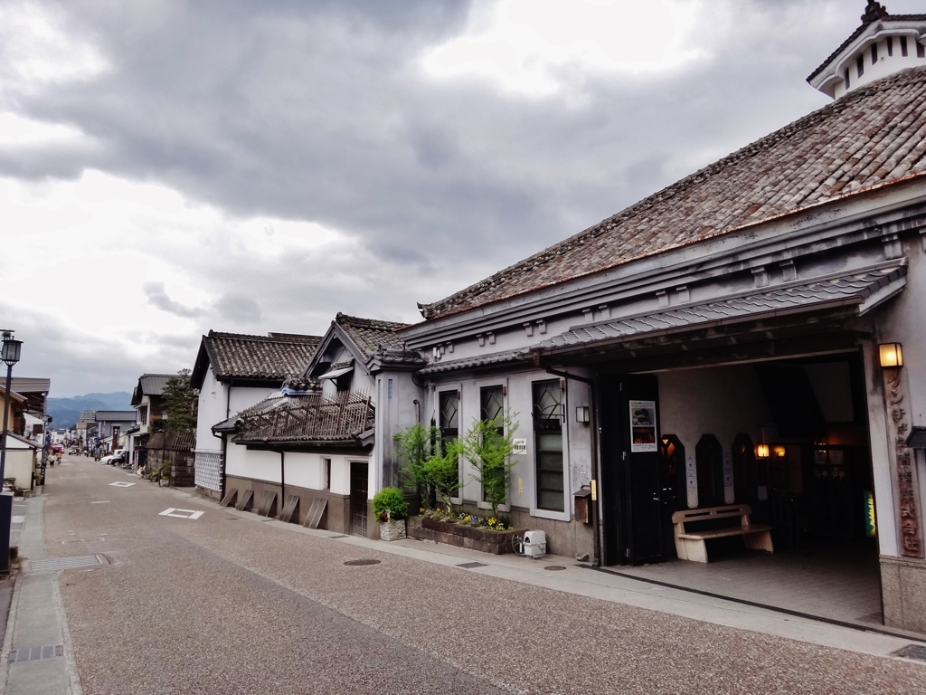 第五百八十四作　　「今にも降りさうな旅空の　酒買ひにゆく」　大分県日田　