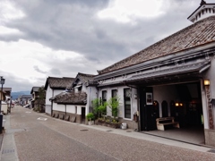 第五百八十四作　　「今にも降りさうな旅空の　酒買ひにゆく」　大分県日田　