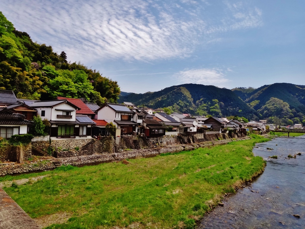 第六百九十一作　　「欄干にもたれて　過ぎゆく春を眺めるでもない」　岡山県真庭