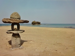 第千三百八十作　　「浜辺　あたたかさは　灯籠の影の濃さ」　鳥取県白兎