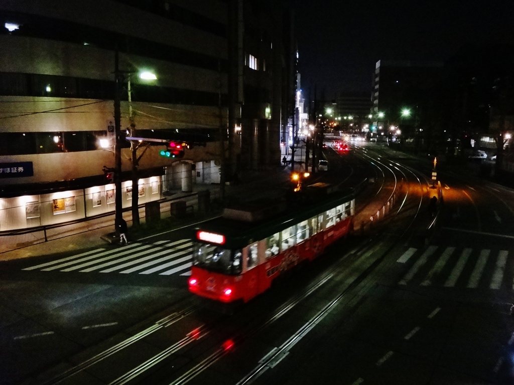 第二千四百九作　「家路急ぐ　人の背中の　旅の空」　熊本県熊本