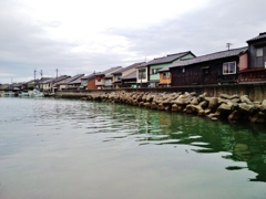 第千百一作　　「降りだしさうな　堀に　投網かぶさる」　富山県水橋