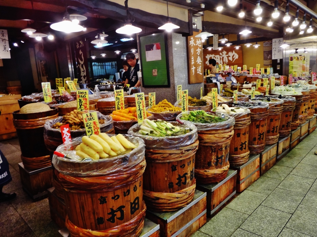 第千五百五十八作　　「並べられて　お漬物の樽が　秋酒さそふ」　京都府京都