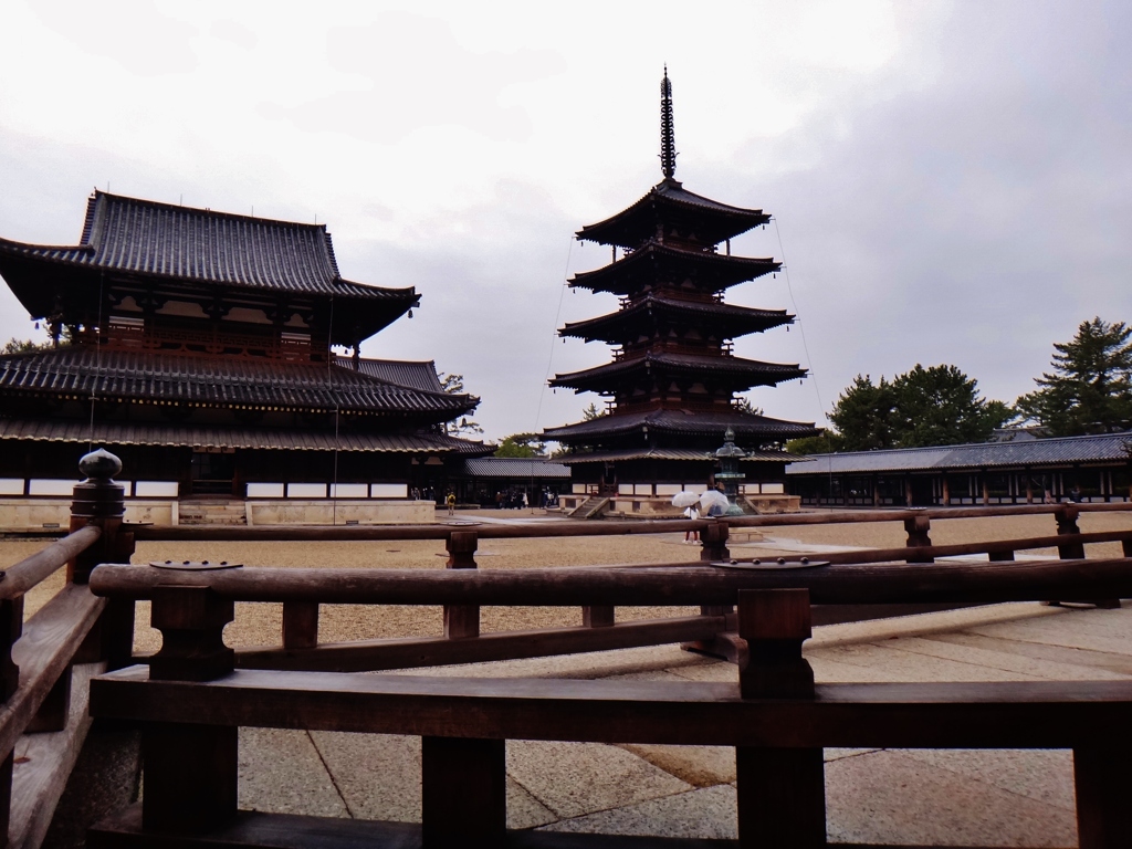 第三千八百九十三作　「春の雨降る　甍光れり　法隆寺」　奈良県法隆寺
