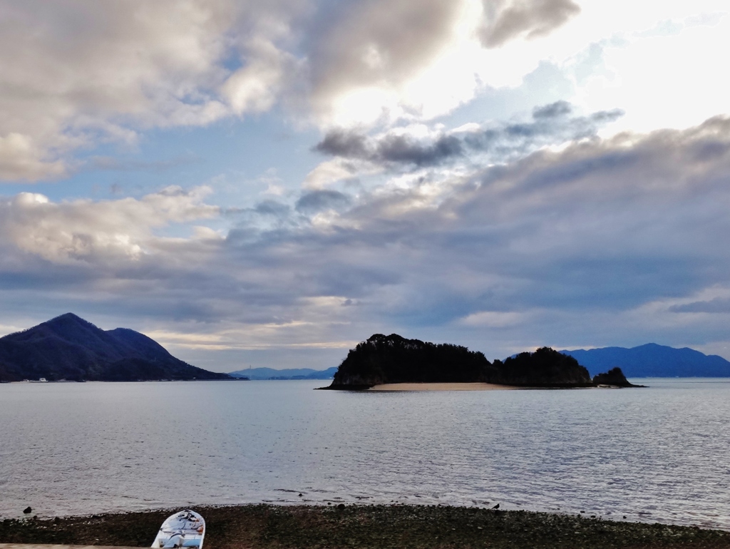 第三千四百四十一作　「寒空　ひよいと向いの　島へと渡る」　広島県三原