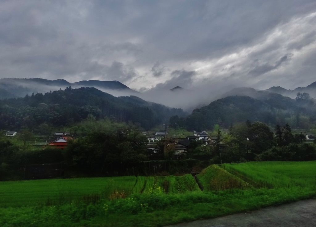 第千八百二十三作　　「天の川が　落とした雨に　濡れてゆく」　大分県宝珠山