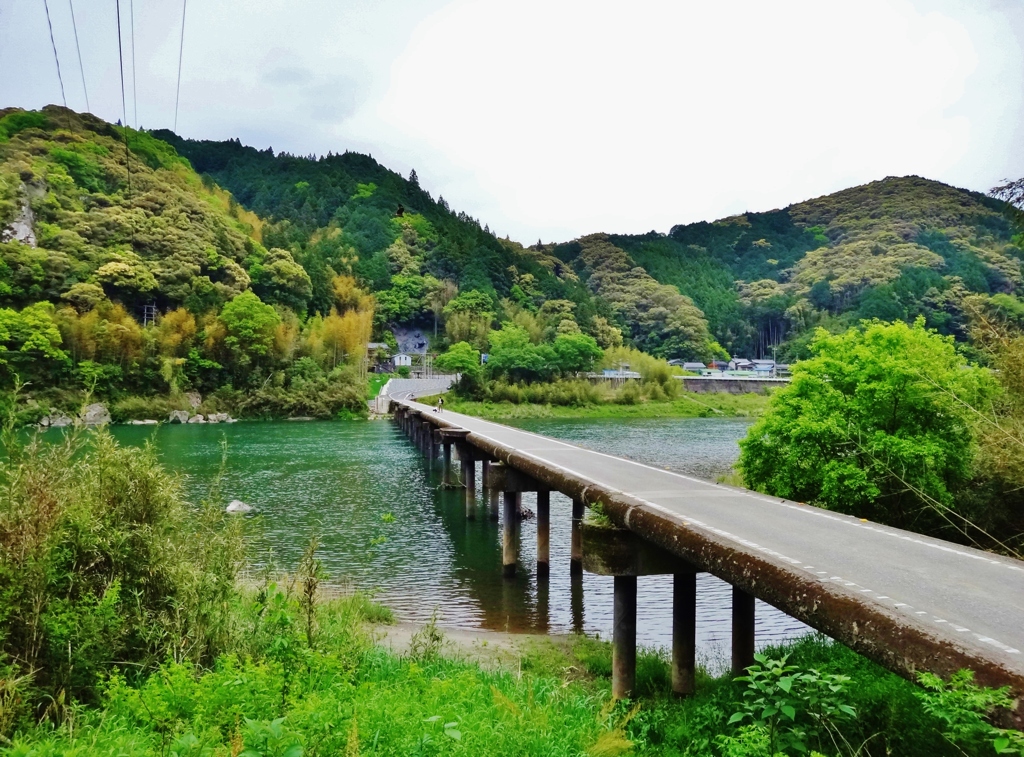 第三千五百九十三作　「薫風に　背を押されつつ　四万十を渡り」　高知県四万十