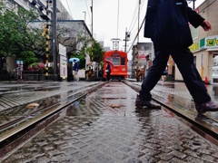 第三千九百六十八作　「雨で輝く　鉄路を踏む」　愛媛県松山