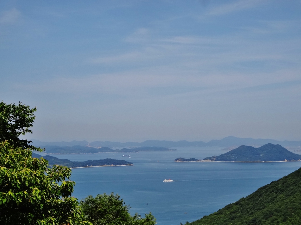 第千八百五十六作　　「白霞む　暑すぎる空の　島から島」　香川県屋島