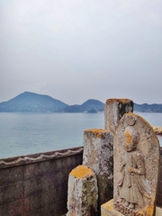 第三千九百八十四作　「汐風に　夏のかほりや　石佛」　愛媛県興居島