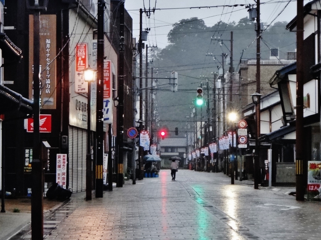 第千五百五十作　　「雨降らしめる　朝の七間をあるく」　福井県大野