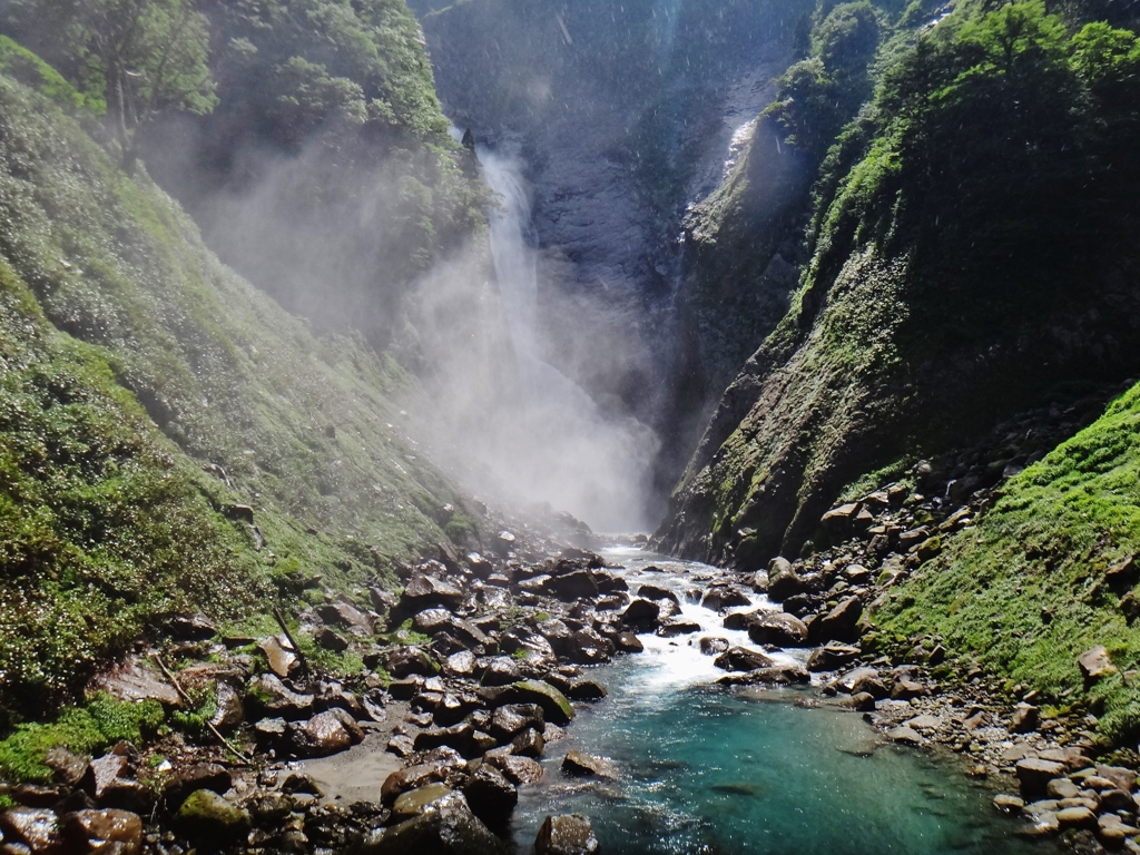 第二千二百二十一作　「滝飛沫　あつめて流るる　水のたふとさ」　富山県立山