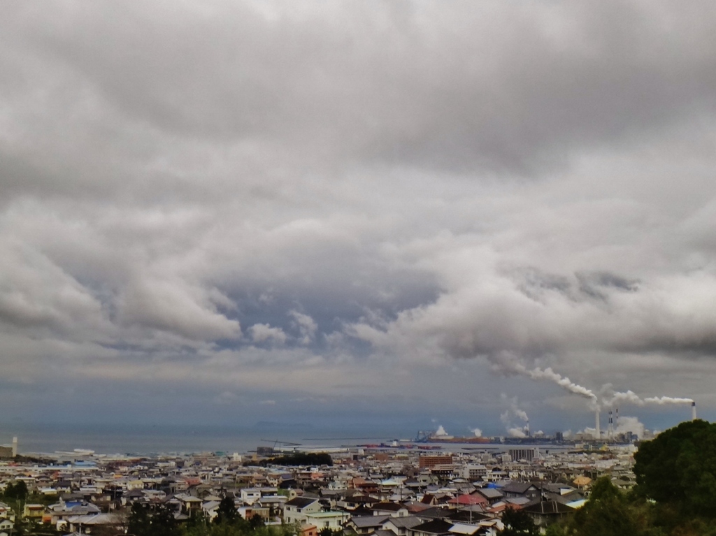 第三千四百九十作　「雨雲に　煙吸はさる　製紙工場」　愛媛県川之江