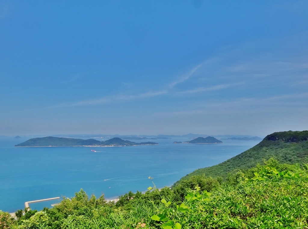 第四千四十一作　「赤旗白旗　漂ひ見へたり　夏の汐」　香川県屋島