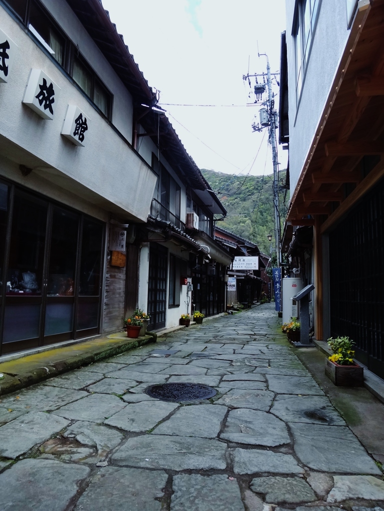 第千六百九十五作　　「路地裏しづかな　どこかで　干物焼けてゐる」　島根県美保関