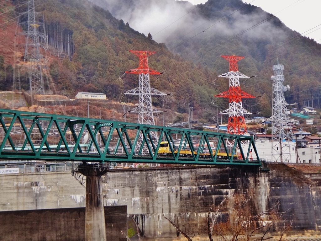 第三千四百八十七作　「寒空や　鉄橋軋む　点検車」　静岡県佐久間