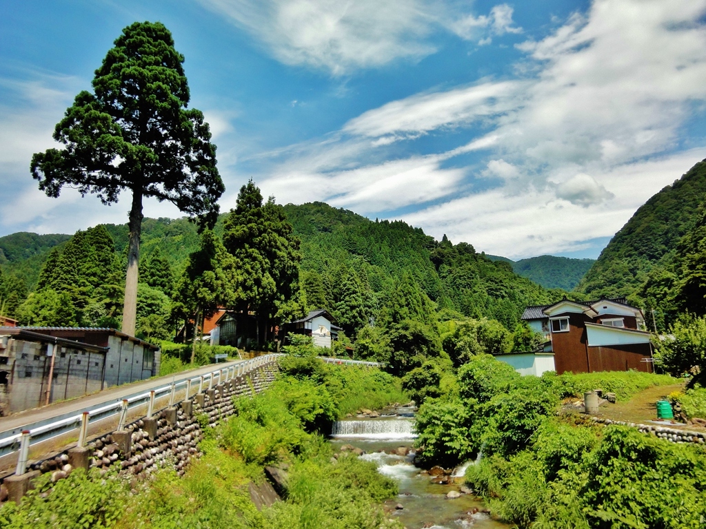 第四千十九作　「炎天を　いただき山の　集落へ」　富山県朝日